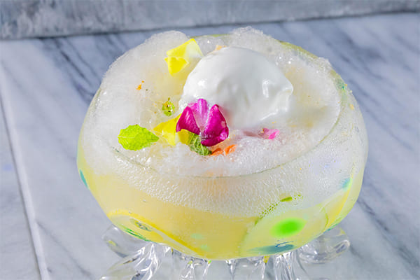 クロスホテル京都 “綿菓子が消える”変化系かき氷の進化!シャリシュワ食感がクセになる「シャリシャリメロンクリームソーダ~綿菓子とラムネと~」7月1日(火)よりスタート!
