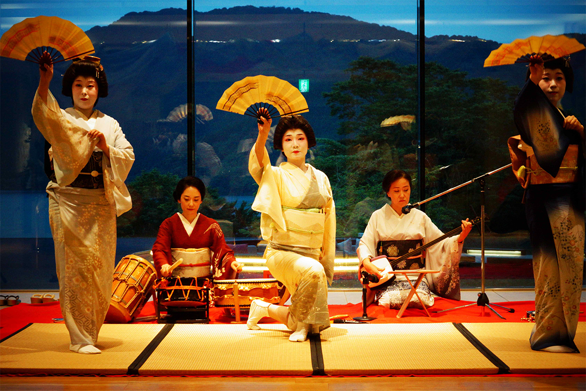8周年を祝う箱根芸者・きらり妓の舞8月1日(金)に披露芦ノ湖畔で舞う、箱根の芸能文化をお届け
