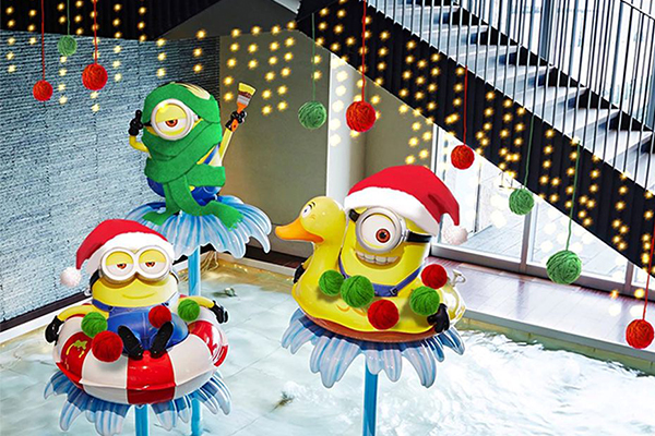 ユニバーサル・スタジオ・ジャパンのオフィシャルホテルホテル ユニバーサル ポート、ホテル ユニバーサル ポート ヴィータにてパークの人気者、ミニオンたちがクリスマスの装い