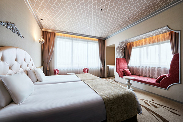 聖なる夜、12本の薔薇「ダズンローズ」がふたりの未来を結ぶ。1日1室限定「クリスマスプロポーズプラン」本日より販売