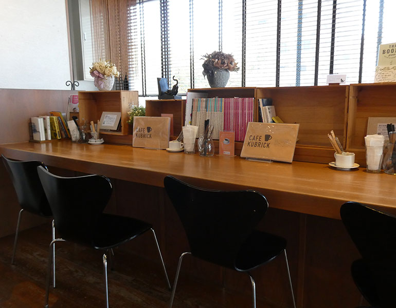 ▲Books Kubrick（ブックス キューブリック）箱崎店カウンター席