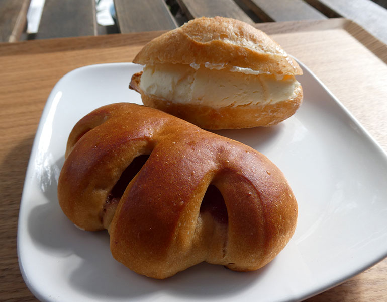 ▲練乳パンとジャムパン