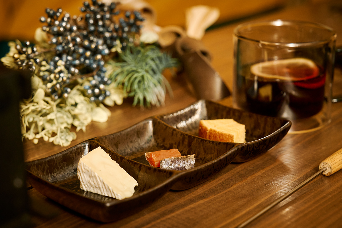 焚火の揺らぎで心がほぐれる“新・没入スポット”「マチナカTAKIBI BAR」本日より開催