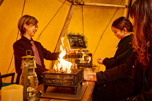 焚火の揺らぎで心がほぐれる“新・没入スポット”「マチナカTAKIBI BAR」本日より開催