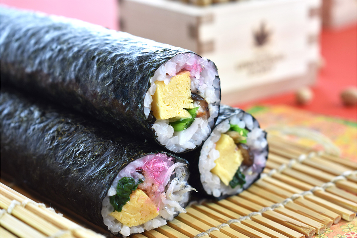 大阪産（もん）食材を使用したホテル ユニバーサル ポートオリジナルの恵方巻を“丸かぶり”！