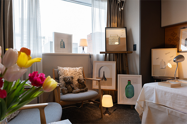 客室がギャラリーに変わる「PLUS ART FAIR 2026」を2026年4月3日（金）より3日間限定開催