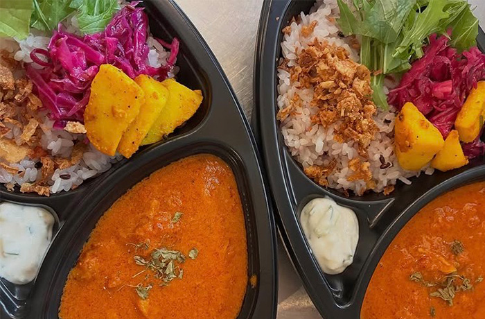 大分のキッチンカーが今年も登場中！手作りカレーやとりキムチ丼など、多彩なグルメでプール後のひと休みを