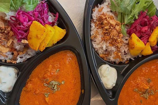 大分のキッチンカーが今年も登場中！手作りカレーやとりキムチ丼など、多彩なグルメでプール後のひと休みを
