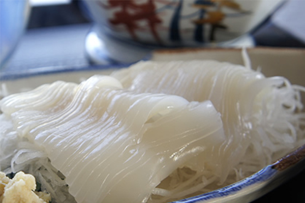 函館の朝獲れイカを夕食で味わえる新サービス2026年7月18日(土)より、チェックイン時の予約受付を開始